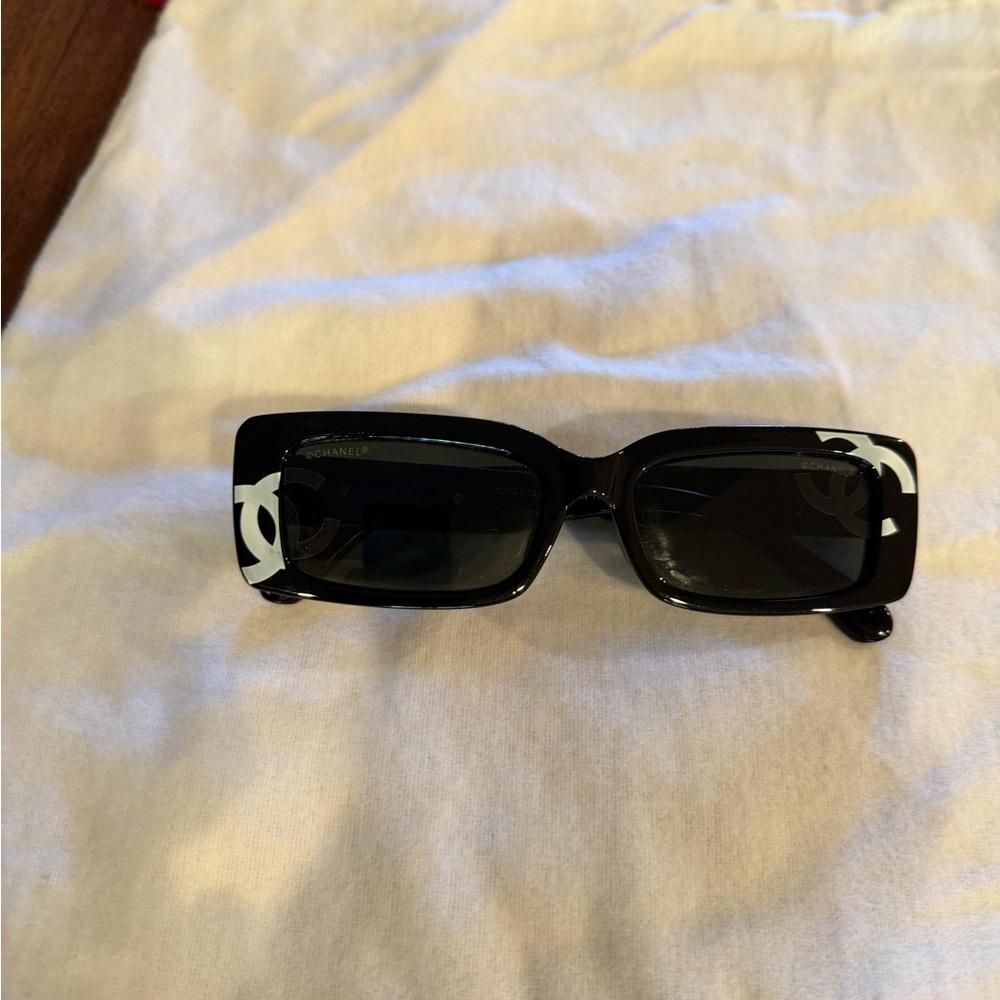 CHANEL Black Sunglasses with Logo - Picture 6 of 7